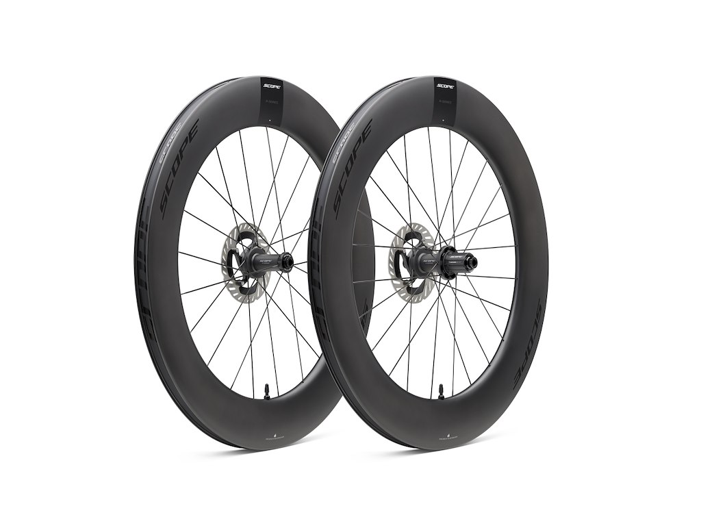 R8.t Disc Hjulsæt Carbon 700c 85mm Fælg Og Shimano Body   Black Decals   2026 fra Scope