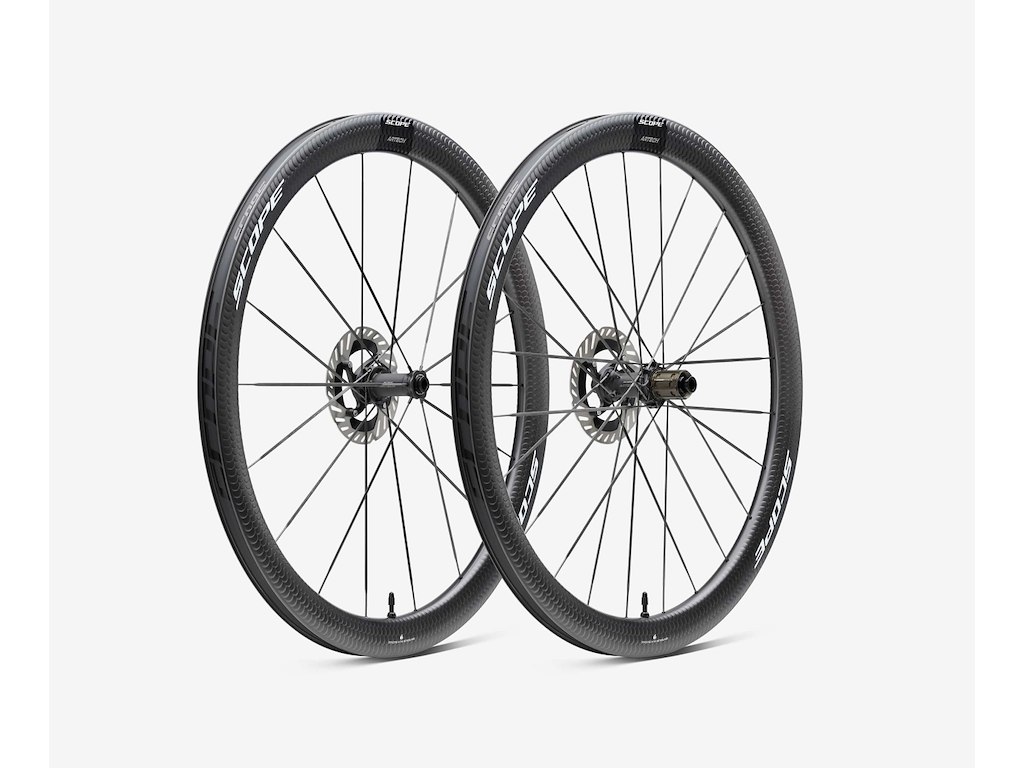 Artech 4 Disc Hjulsæt Carbon 700c 45mm Fælg Og Shimano Body   White Decals   2025 fra Scope