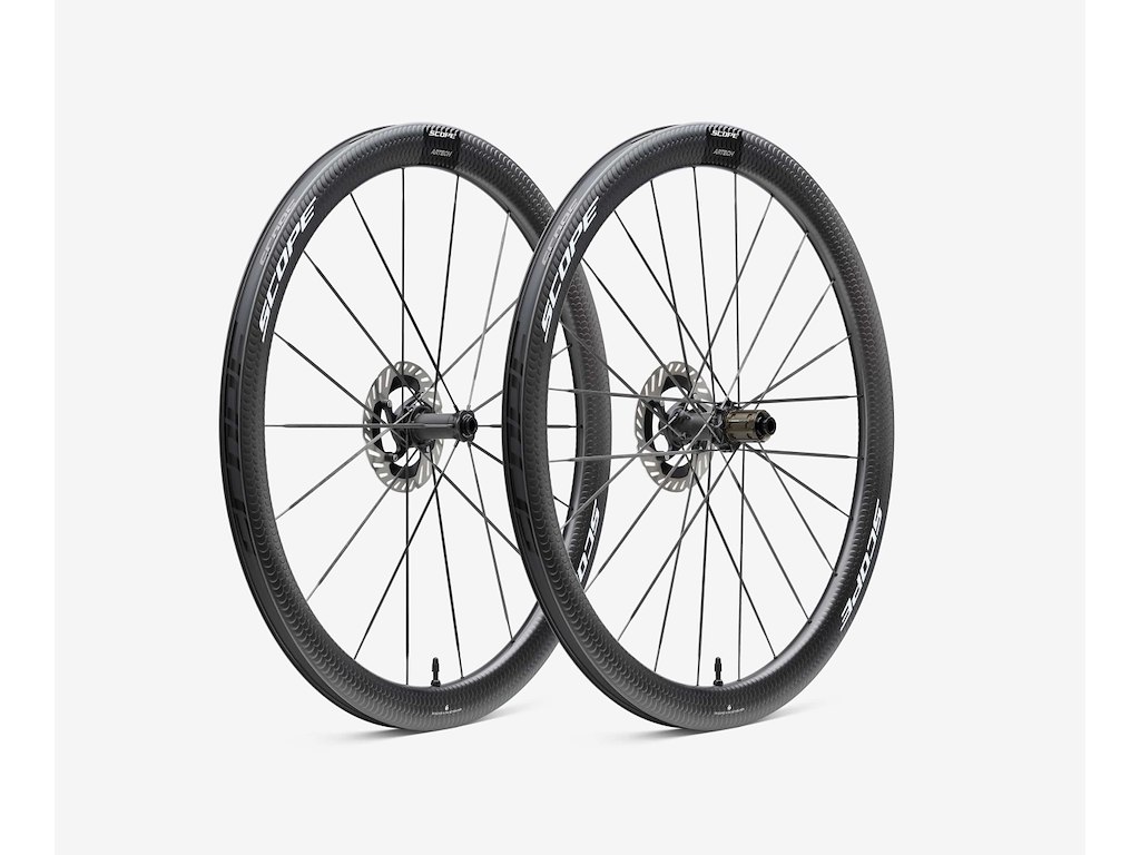Artech 4.a Disc Hjulsæt Carbon 700c 45mm Fælg Og Shimano Body   White Decals   2025 fra Scope