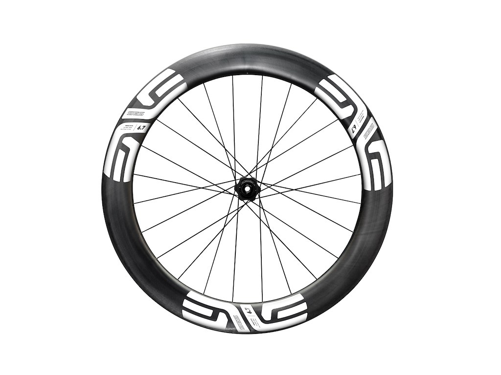 Ses 6.7 Baghjul Race 700c Hg Body Center Lock Disc Og E Thru 12 X 142mm Med Hvide Stickers fra Enve