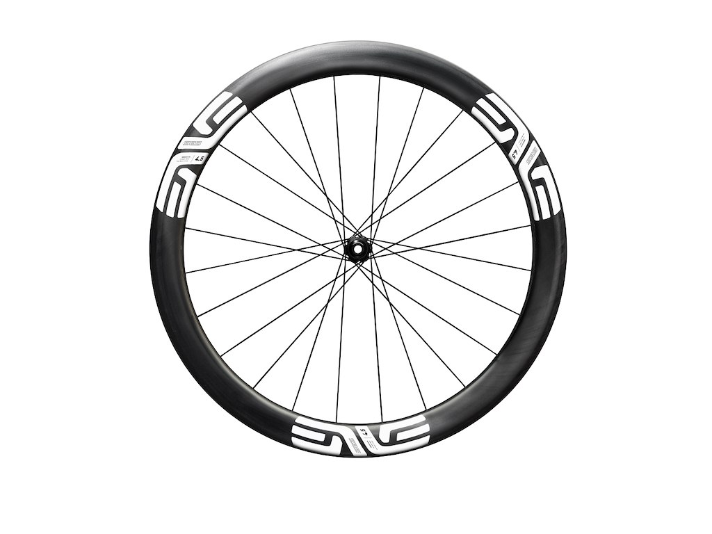 Ses 4.5 Forhjul Race 700c Center Lock Disc Og E Thru 12 X 100mm Med Hvide Stickers fra Enve
