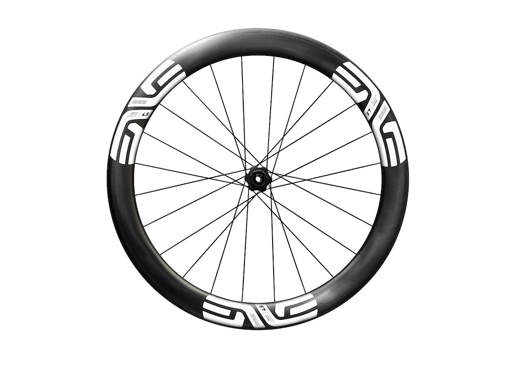 Ses 4.5 Baghjul Race 700c Hg Body Center Lock Disc Og E Thru 12 X 142mm Med Hvide Stickers fra Enve